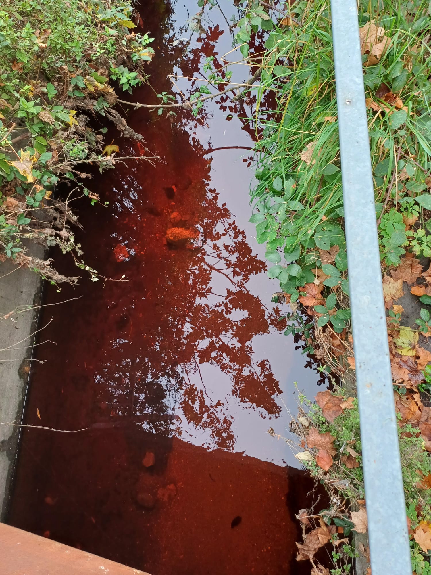 Pollution rouge dans le val saint jean